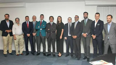 El embajador de España, con los integrantes del nuevo Comité Ejecutivo del SBC. (EL CORREO)