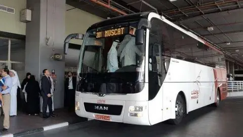 El autobús que conecta Dubai con la capital de Omán.
