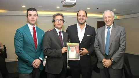 De izquierda a derecha, Guillermo Cobelo, presidente del SBC; Antonio Álvarez, embajador de España en EAU; Arturo Manso, presidente de EL CORREO DEL GOLFO; y Ramón Areitio, director general de Cepsa en Oriente Medio, muestran el Anuario 2019. (EL CORREO)