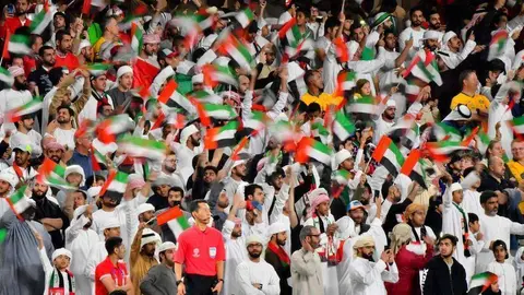 En la imagen de AFP, seguidores de la selección de fútbol de Emiratos.