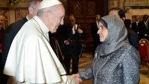 La embajadora de Emiratos en España saluda al Papa Francisco. (WAM)