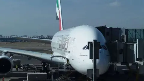 El emirates A380 en el Aeropuerto Adolfo Suárez de Madrid. (EL CORREO)