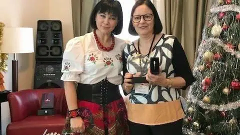 La homenajeada, doctora Brenda Cabrera de Chabén -derecha-, junto a la presidenta, Bozema Rostek. (Cedida)