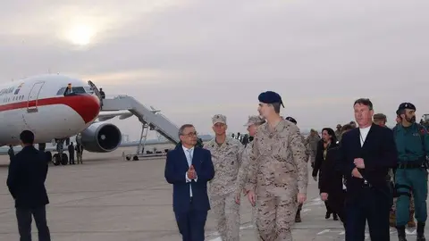 En la imagen de la Casa Real, el Rey llega a Bagdad con el uniforme puesto.