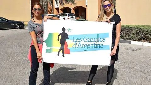 Verónica Boffa y María Fernanda Rubial muestran el cartel con la imagen de su equipo. (Marta del Olmo / EL CORREO)