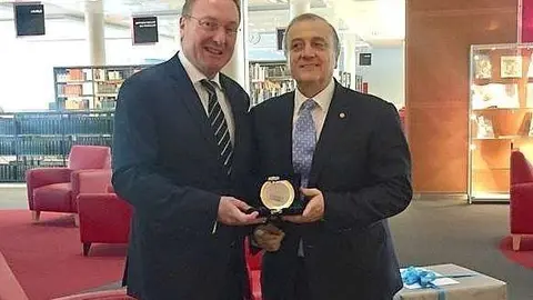 El rector de la Universidad de La Sorbona de Abu Dhabi, Eric Fouche -izquierda-, entrega al embajador de Uruguay, Nelson Chabén, la Medalla de los 10 Años. (Cedida)
