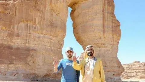El gobernante y el príncipe heredero de Dubai ante la Roca Elefante en el desierto saudí. 