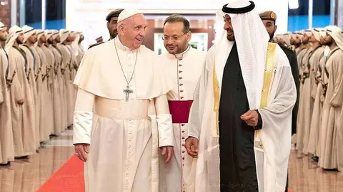 El Papa Francisco junto el príncipe heredero de Abu Dhabi tras aterrizar en Emiratos Árabes. (@MohamedBinZayed)