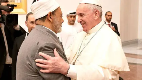 El Papa Francisco saluda al Gran Imán de Al Azha en el aeropuerto de Abu Dhabi. (@MohamedBinZayed)
