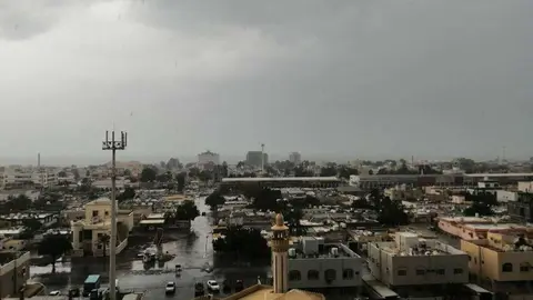 Lluvia en Emiratos Árabes Unidos. (EL CORREO)