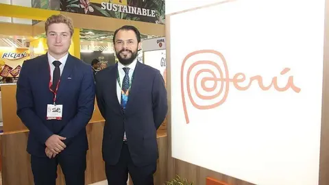 El gerente de la empresa peruana APF, Vittorio Larco -izquierda-, junto al director de la Oficina Comercial de Perú en Emiratos, Álvaro Silva. (EL CORREO)