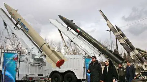 Varias personas visitan una exhibición del 40 aniversario de la Revolución Iraní. (AP)