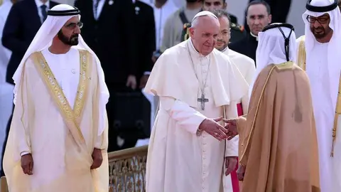 El Papa Francisco entre el gobernante de Dubai y el príncipe heredero de Abu Dhabi.
