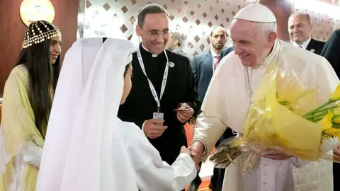 Un niño emiratí saluda en español al Papa Francisco nada más aterrizar en Abu Dhabi. (WAM)