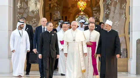 El Papa y el Gran Imán, durante la visita a la Gran Mezquita Zayed de Abu Dhabi. (WAM)