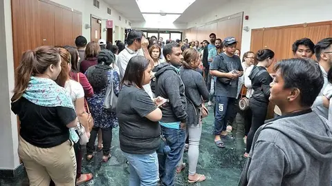 La parroquia de San José de Abu Dhabi ha recibido una verdadera avalancha de personas en busca de entradas para la misa del Papa Francisco. (Marta del Olmo / EL CORREO)