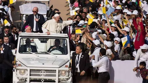 El Papa Francisco, a su llegada al estadio Zayed de Abu Dhabi en 2019. (WAM)