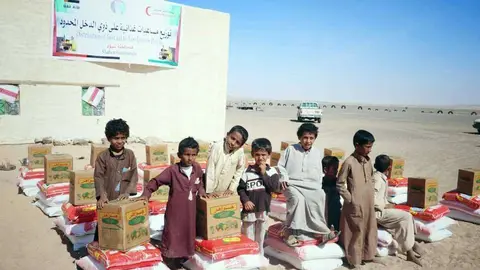Entrega de ayuda alimentaria de ERC en Shabwah. (WAM)