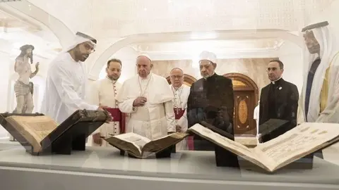 El Papa Francisco y el Gran Imán de Al Azhar contemplan la colección del Louvre. (WAM)