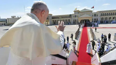 El Papa Francisco se despide de Abu Dhabi desde la escalerilla del avión a Roma. (Vatican News)