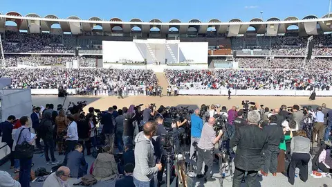 180.000 personas se renunieron en la Zayed Sport City de Abu Dhabi tras la llegada del Papa Francisco. (EL CORREO)