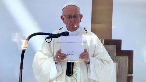 El Papa Francisco, durante la misa. (EL CORREO)