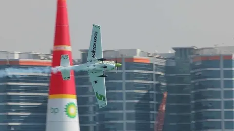 Vuelo del chileno Cristian Bolton en la Air Race de Abu Dhabi. (EL CORREO)