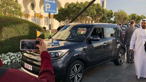 El coche del Papa en Emiratos Árabes fue muy fotografiado.