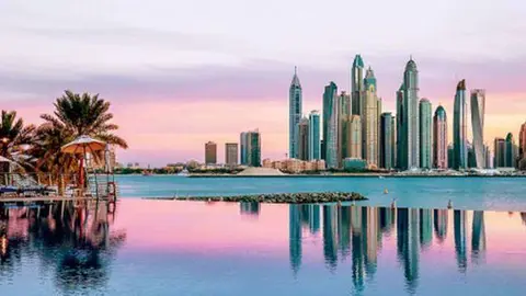 Impresionantes visitas de Dubai desde la piscina del hotel Barceló en La Palmera.