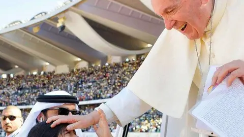 En la imagen la niña colombiana y el Papa en Abu Dhabi. (El Vaticano)