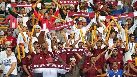 Seguidores de la Selección de Fútbol de Qatar en el estadio Zayed de Abu Dhabi. (AFP)