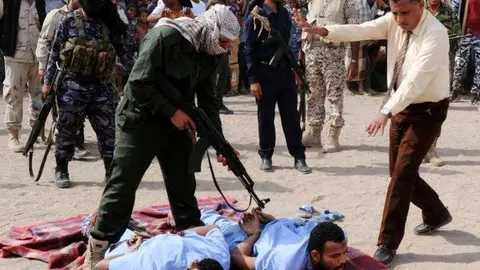 Un momento de la ejecución pública en la ciudad de Adén en Yemen. (Reuters/Fawaz Salman)