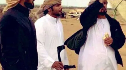 La imagen del jeque Zayed en pie se ha vuelto viral.