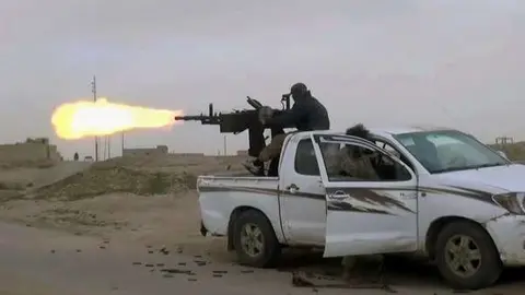 Un miembro del Daesh disparaba desde un vehículo, el 18 de enero de 2019, en Deir el-Zour, Siria.