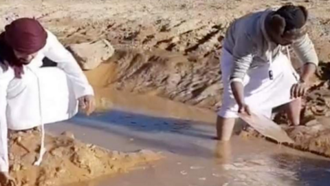 Captura de pantalla del vídeo donde se observa a dos ciudadanos sosteniendo la placa de hielo.
