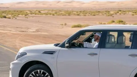 El príncipe heredero de Abu Dhabi siguió desde su coche la carrera de camellos.