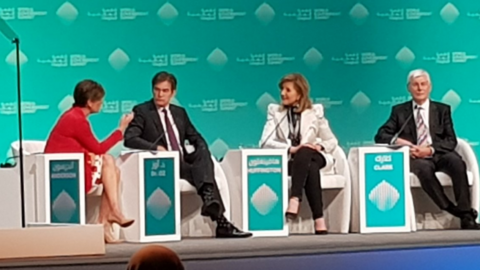 El doctor Oz, segundo por la izquierda, en el panel en la 7 Cumbre Mundial del Gobierno.