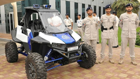 Agentes junto al nuevo vehículo patrulla de Abu Dhabi.