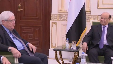 El presidente legítimo de Yemen a la derecha junto al enviado de la ONU a Yemen.