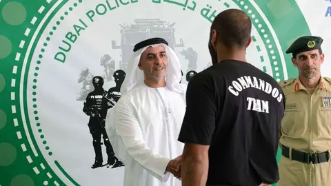 El ministro del Interior de EAU saluda a un miembro SWAT participante