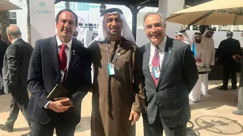 El embajador de Chile en Emiratos Árabes a la izquierda de la imagen junto al senador en Dubai.