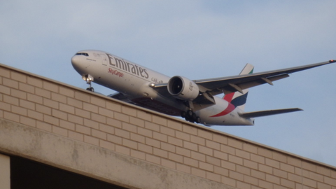 La imagen del avión de Emirates sobre un tejado en Zaragoza.(Luis F. Rodrigu¡o para Hoy Aragón)