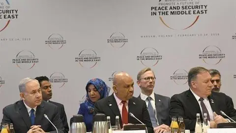 En la imagen tomada en Varsovia el primer ministro de Israel y el ministro de Exteriores de Yemen.