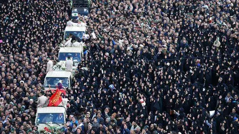 En la imagen de AP, el funeral por los guardias fallecidos en Irán.