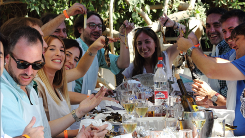 Los asistentes muestran sus calçots a la mesa. (Richard Ramos)