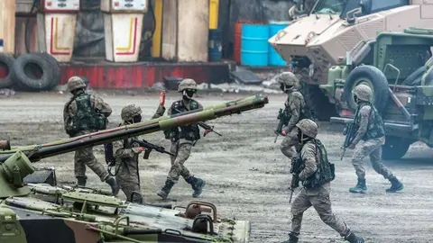 Soldados de Emiratos durante una exhibición en Abu Dhabi.