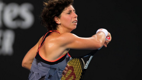 La tenista española Carla Suárez durante el partido disputado en Dubai.