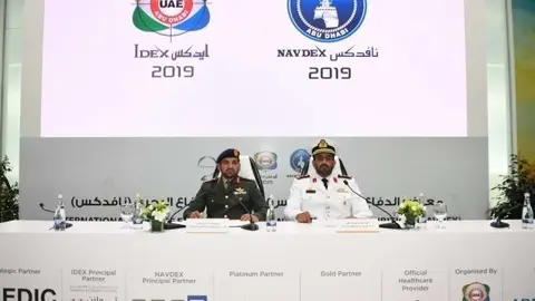 El brigadier Mohammed Al Hassani, a la izquieda de la imagen, durante la rueda de prensa en Idex 2019.