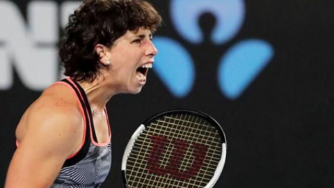 La tenista española Carla Suárez durante el partido disputado en Dubai.