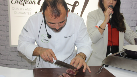El chef Kisko García cocina en el stand de Provacuno de Gulfood 2019. (ELCORREO)